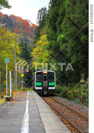 JR只見線 会津水沼駅とキハE120形 JR只見線 会津水沼駅とキハE120形 141080309