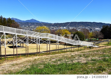 神奈川県 県立おだわら諏訪の原公園の陽だまりの丘とローラーすべり台 神奈川県 県立おだわら諏訪の原公園の陽だまりの丘とローラーすべり台 141080937