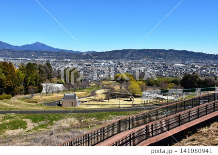 神奈川県　県立おだわら諏訪の原公園のスロープデッキ（空中歩道）と眺望 141080941