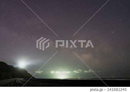 御前崎市の灯台周辺から見る星空(静岡県) 御前崎市の灯台周辺から見る星空(静岡県) 141081245
