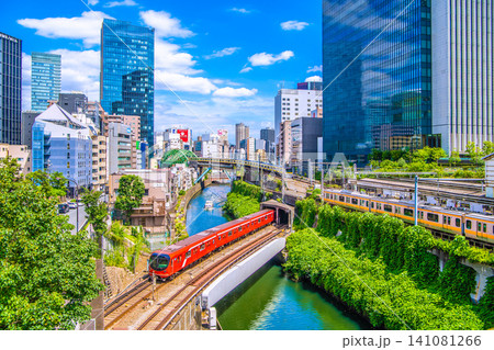 日本の東京都市景観珍景。丸ノ内線新型車両2000系と河川巡視船「ちどり」が競演。その他各種電車が並ぶ 日本の東京都市景観珍景。丸ノ内線新型車両2000系と河川巡視船「ちどり」が競演。その他各種電車が並ぶ 141081266