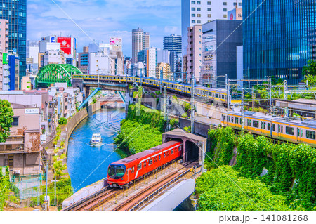 日本の東京都市景観珍景。丸ノ内線新型車両2000系と河川巡視船「ちどり」が競演。その他各種電車が並ぶ 日本の東京都市景観珍景。丸ノ内線新型車両2000系と河川巡視船「ちどり」が競演。その他各種電車が並ぶ 141081268