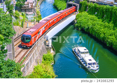 日本の東京都市景観珍風景。丸ノ内線新型車両2000系と河川巡視船「ちどり」が競演 日本の東京都市景観珍風景。丸ノ内線新型車両2000系と河川巡視船「ちどり」が競演 141081293