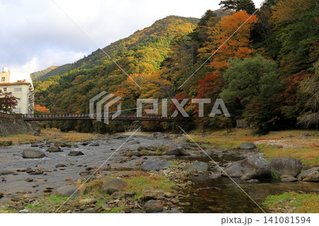 塩原温泉郷の紅の吊橋／栃木県那須塩原市 141081594