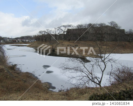 冬に訪れて、雪に覆われた福島県の白石城のお堀 冬に訪れて、雪に覆われた福島県の白石城のお堀 141081834