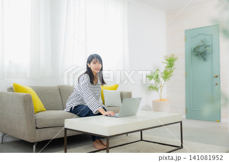 パソコンを操作する若い女性 パソコンを操作する若い女性 141081952