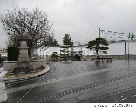 冬の雪に覆われた福島県の白石駅周辺の風景 冬の雪に覆われた福島県の白石駅周辺の風景 141081975