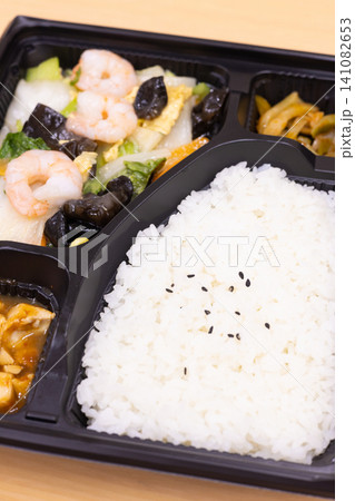 美味しい海老塩炒め中華弁当 141082653
