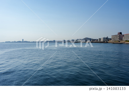 船から見た明石海峡大橋 141083133