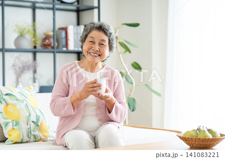 リビングでくつろぐシニアの女性 リビングでくつろぐシニアの女性 141083221