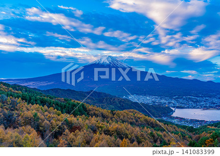 【山梨県】カラマツの黄葉と富士山 141083399