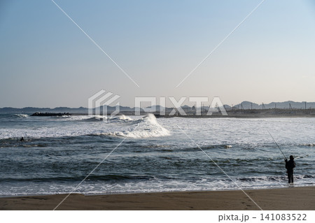 外房海岸と釣り人のシルエット・千葉県 外房海岸と釣り人のシルエット・千葉県 141083522