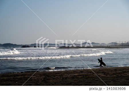 外房海岸とサーファーのシルエット・千葉県 外房海岸とサーファーのシルエット・千葉県 141083606