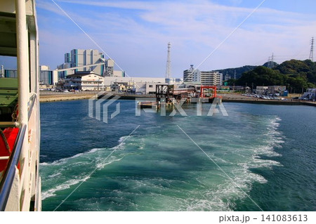 浦賀水道を渡る東京湾の渡し船… 【久里浜港】を離れる『東京湾フェリー』 浦賀水道を渡る東京湾の渡し船… 【久里浜港】を離れる『東京湾フェリー』 141083613