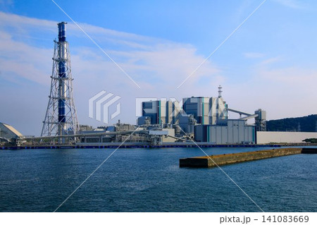 実は環境性能も高水準!! 最新式『石炭火力発電所』 実は環境性能も高水準!! 最新式『石炭火力発電所』 141083669