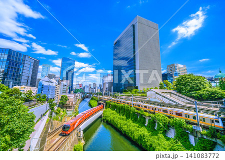 日本の東京都市景観 丸ノ内線新型車両2000系や御茶ノ水駅、JR各線の電車、ニコライ堂などを望む 日本の東京都市景観 丸ノ内線新型車両2000系や御茶ノ水駅、JR各線の電車、ニコライ堂などを望む 141083772