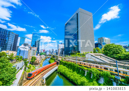 日本の東京都市景観 丸ノ内線新型車両2000系や御茶ノ水駅、JR各線の電車などを望む 141083815