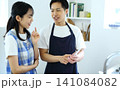 キッチン　スマホでレシピを考える男女のイメージ 141084082