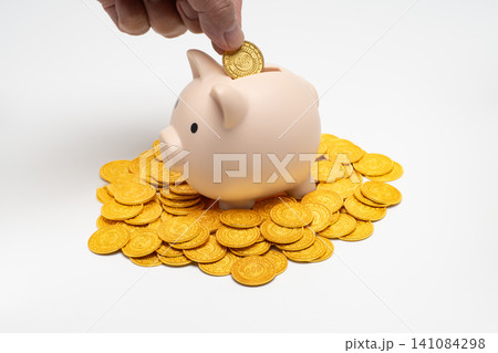 コインを貯金箱に入れる積立投資・資産形成のイメージ コインを貯金箱に入れる積立投資・資産形成のイメージ 141084298