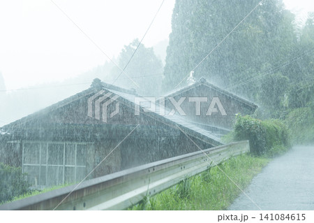 田舎の古民家に激しい雨が打ち付けている 田舎の古民家に激しい雨が打ち付けている 141084615