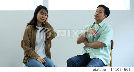 ネガティブな話し合い 男女のイメージ ネガティブな話し合い 男女のイメージ 141084661