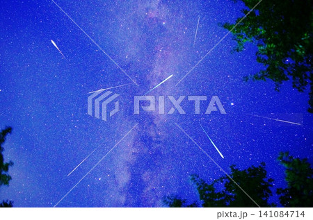 流星群と天の川(合成) 流星群と天の川(合成) 141084714