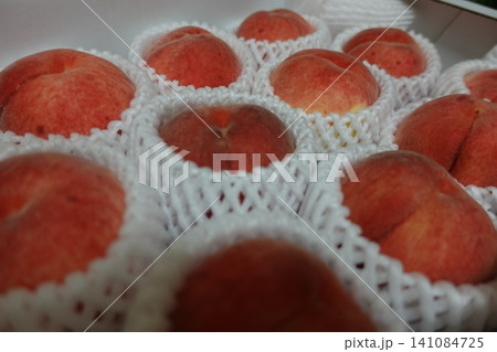 箱に並んだみずみずしい白桃 箱に並んだみずみずしい白桃 141084725