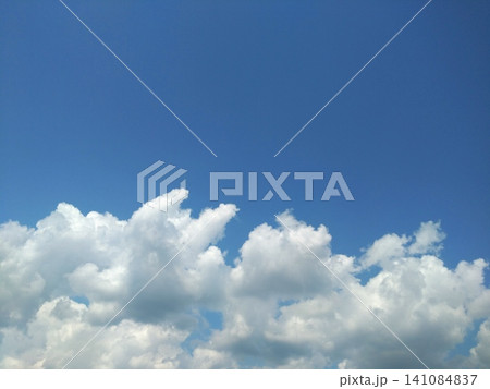 青空に広がる夏の入道雲と爽快な空模様 青空に広がる夏の入道雲と爽快な空模様 141084837