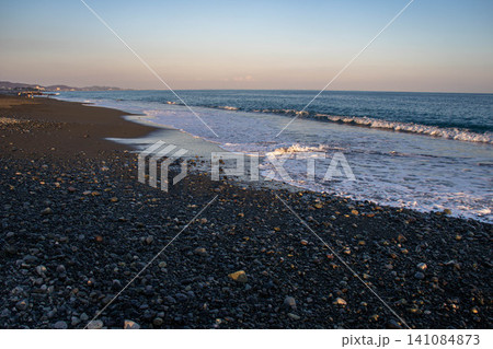 砂浜に打ち寄せる波 砂浜に打ち寄せる波 141084873