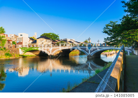 春の金沢　朝日に照らされる浅野川大橋 141085005