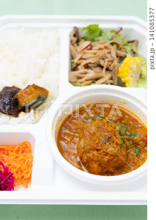 揚げた茹で卵が入った本場のインドカレー弁当 141085377