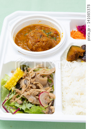 揚げた茹で卵が入った本場のインドカレー弁当 141085378