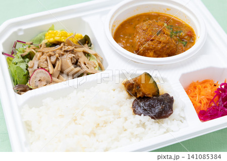 揚げた茹で卵が入った本場のインドカレー弁当 141085384