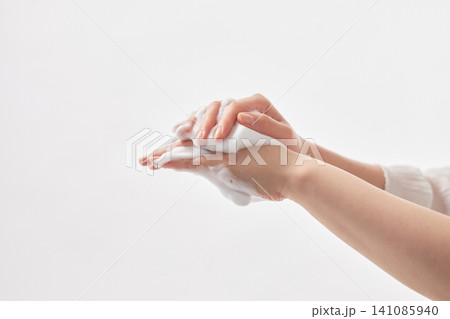 細かい泡を持つ20代女性の手元 141085940