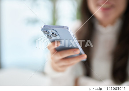 スマホを見る20代の女性 スマホを見る20代の女性 141085943