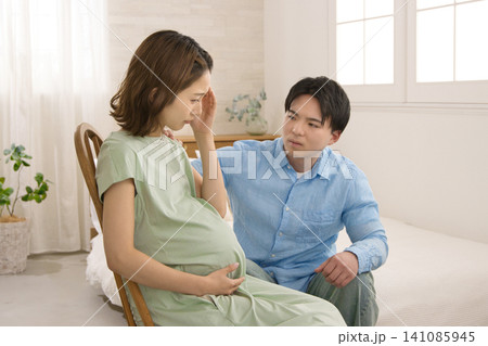 喧嘩する若い夫婦 妊婦さん 喧嘩する若い夫婦 妊婦さん 141085945