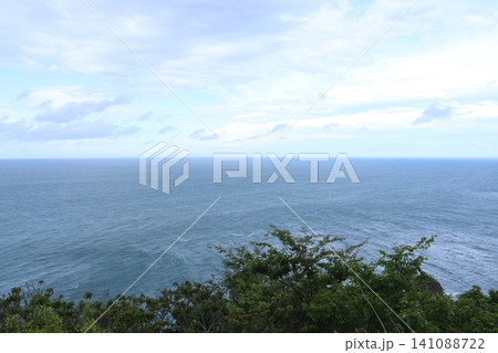 経ヶ岬から望む日本海と水平線、緑と空の絶景 141088722