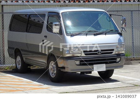 駐車場に並ぶワゴン車 駐車場に並ぶワゴン車 141089037