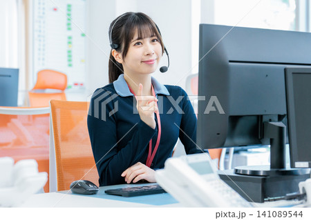 コールセンターで働く女性オペレーターのイメージ コールセンターで働く女性オペレーターのイメージ 141089544