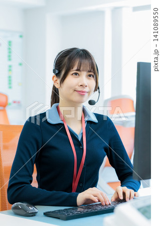 コールセンターで働く女性オペレーターのイメージ 141089550