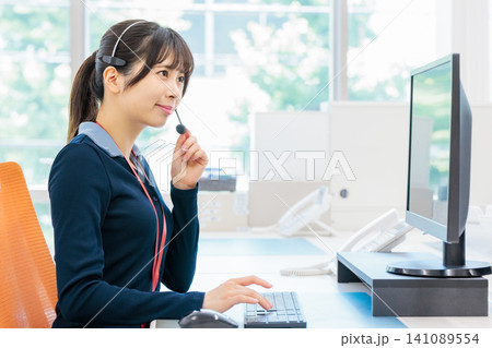 コールセンターで働く女性オペレーターのイメージ 141089554