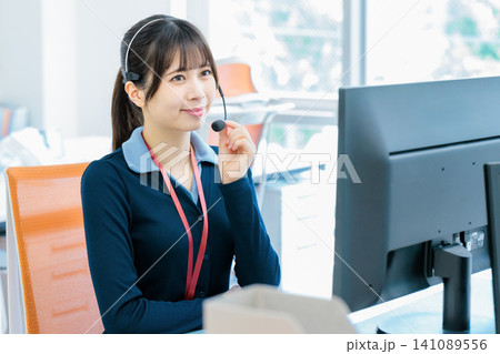コールセンターで働く女性オペレーターのイメージ コールセンターで働く女性オペレーターのイメージ 141089556