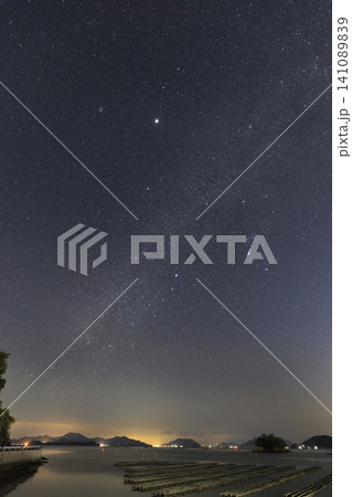 瀬戸内の秋の星景 オリオン座と冬の大三角 瀬戸内の秋の星景 オリオン座と冬の大三角 141089839