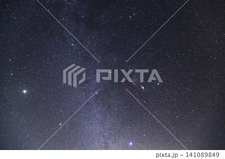 秋の星空 オリオン座 冬の大三角 天の川 秋の星空 オリオン座 冬の大三角 天の川 141089849