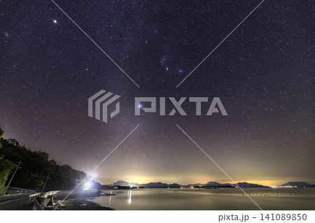 瀬戸内の秋の星景 昇るオリオン座と冬の大三角 瀬戸内の秋の星景 昇るオリオン座と冬の大三角 141089850