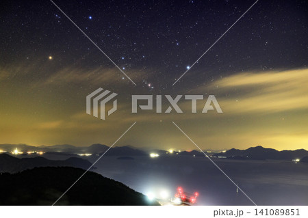 瀬戸内の秋の星景 瀬戸内の多島美の空に昇るオリオン座 瀬戸内の秋の星景 瀬戸内の多島美の空に昇るオリオン座 141089851
