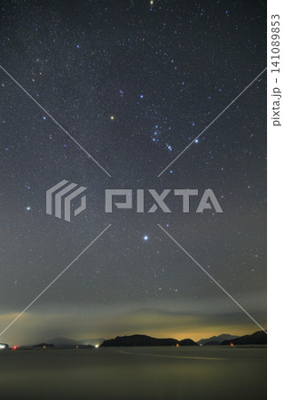 瀬戸内の秋の星景色 昇るオリオン座と冬の大三角 瀬戸内の秋の星景色 昇るオリオン座と冬の大三角 141089853