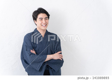 浴衣を着た男性 141089893