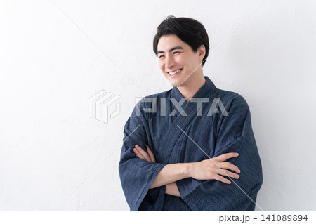 浴衣を着た男性 141089894