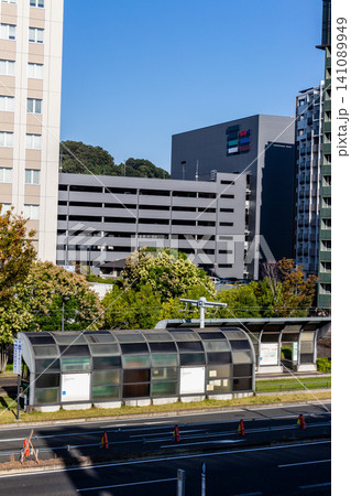 青空と近代的なビルが並ぶ都市風景 路面電車の停留場 青空と近代的なビルが並ぶ都市風景 路面電車の停留場 141089949